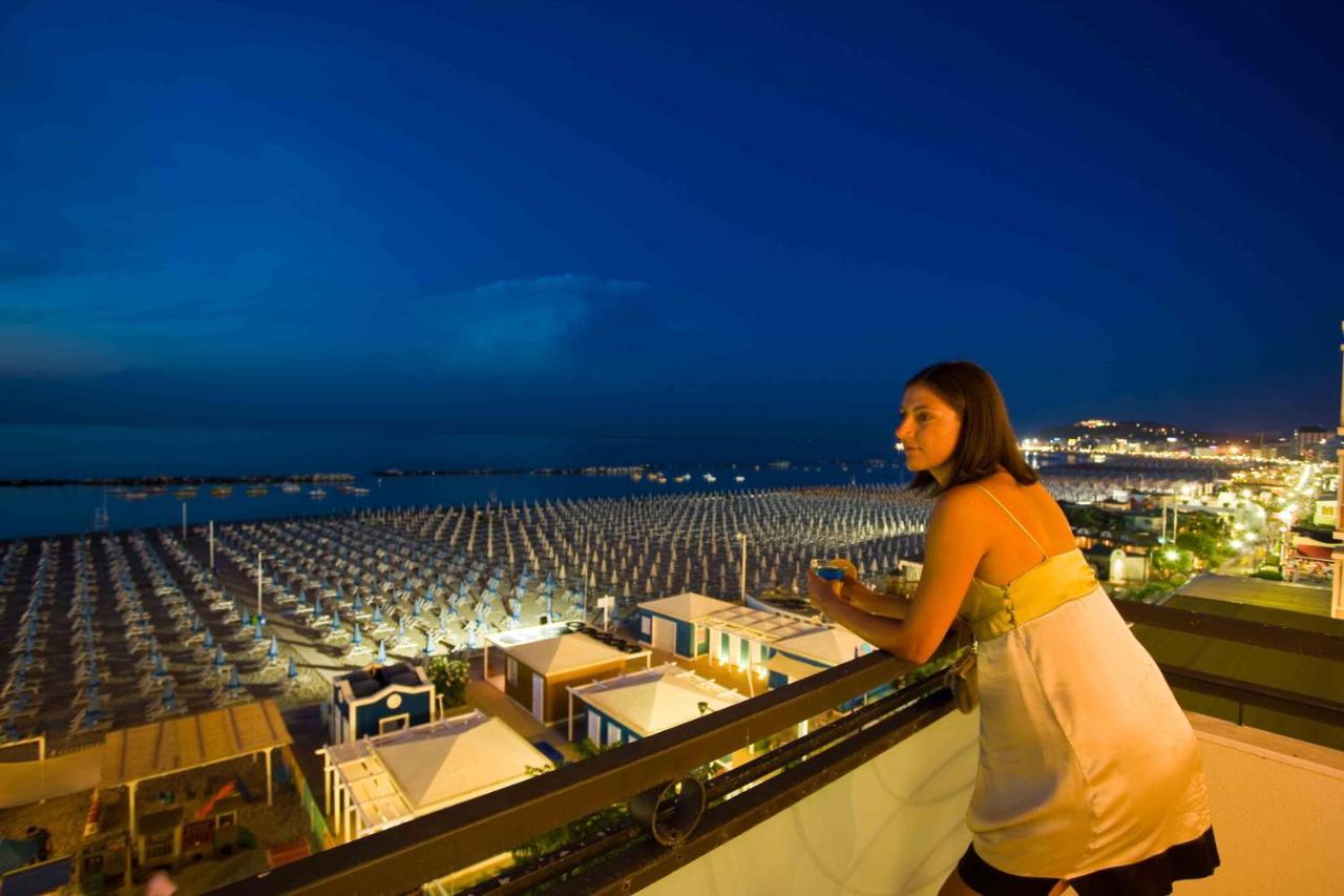 Hotel Negresco Cattolica Bagian luar foto