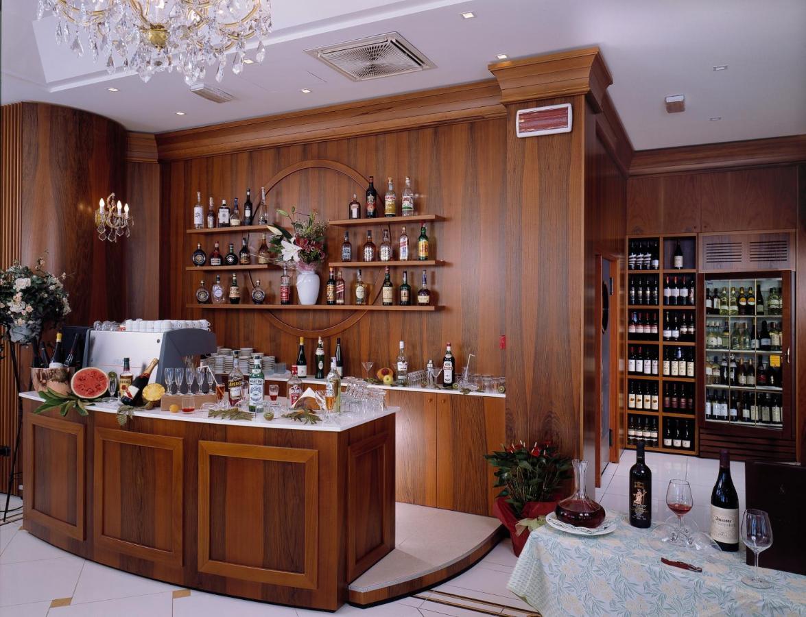 Hotel Negresco Cattolica Bagian luar foto