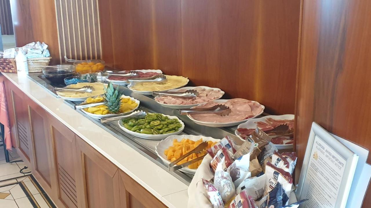 Hotel Negresco Cattolica Bagian luar foto