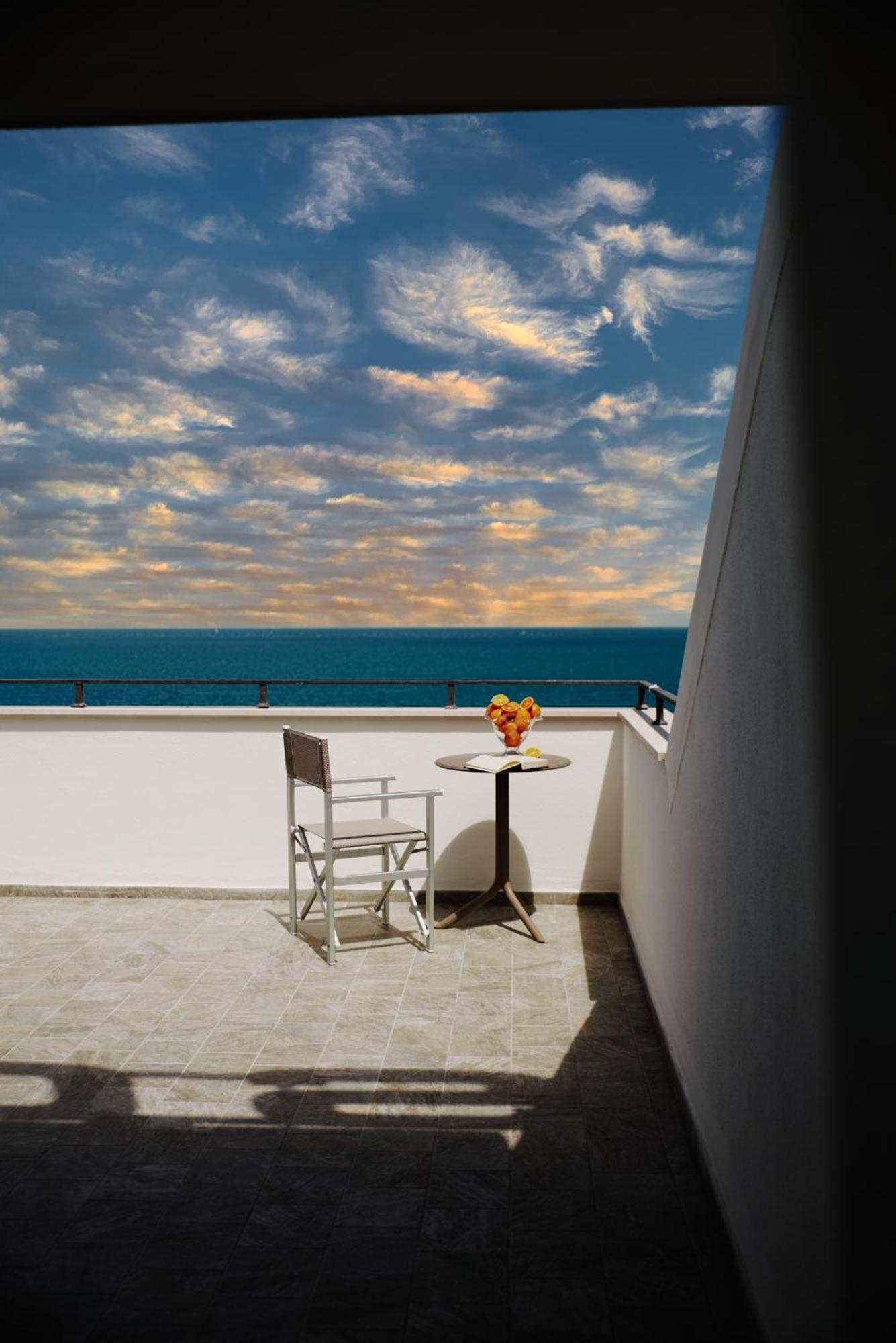 Hotel Negresco Cattolica Bagian luar foto