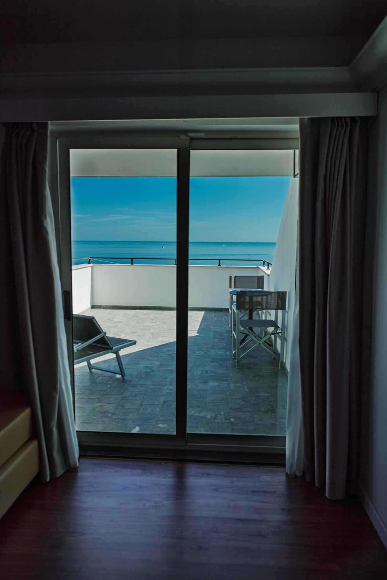 Hotel Negresco Cattolica Bagian luar foto