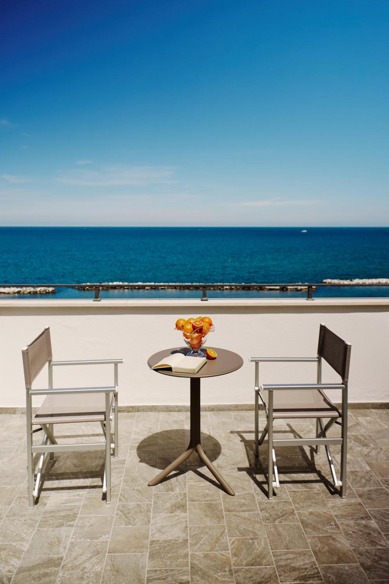 Hotel Negresco Cattolica Bagian luar foto