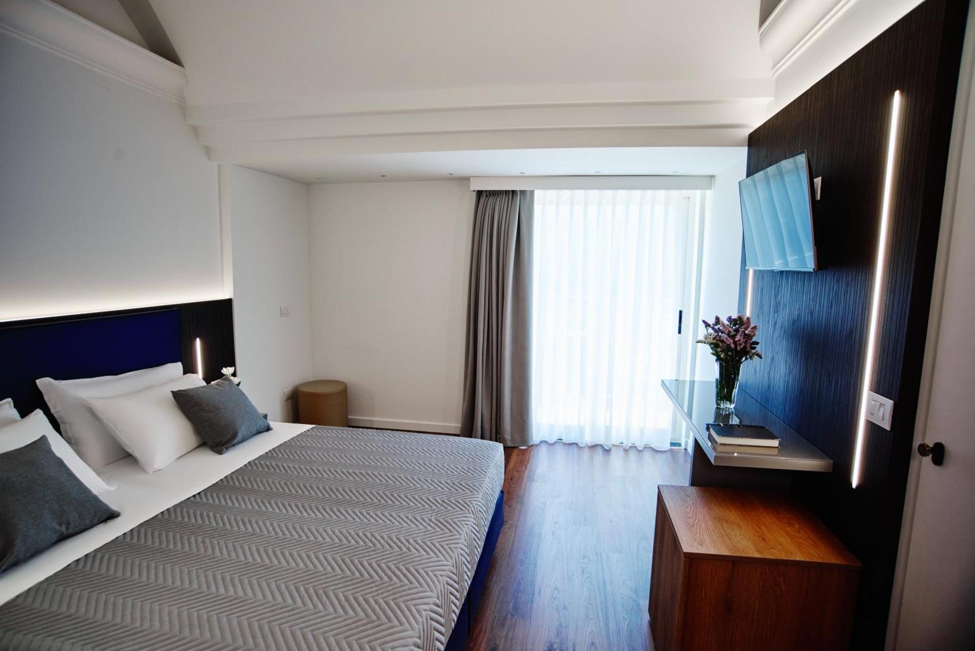 Hotel Negresco Cattolica Bagian luar foto