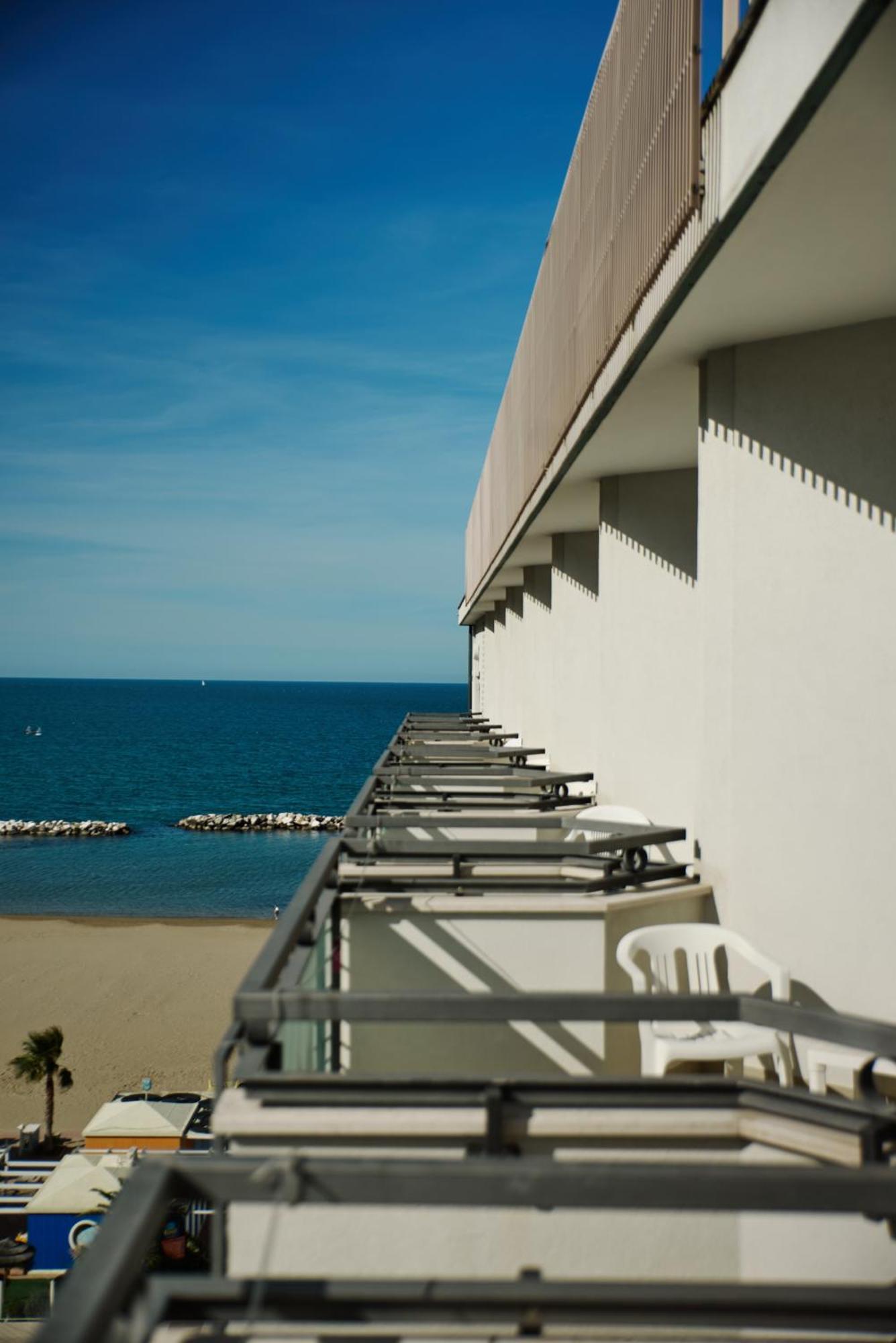 Hotel Negresco Cattolica Bagian luar foto