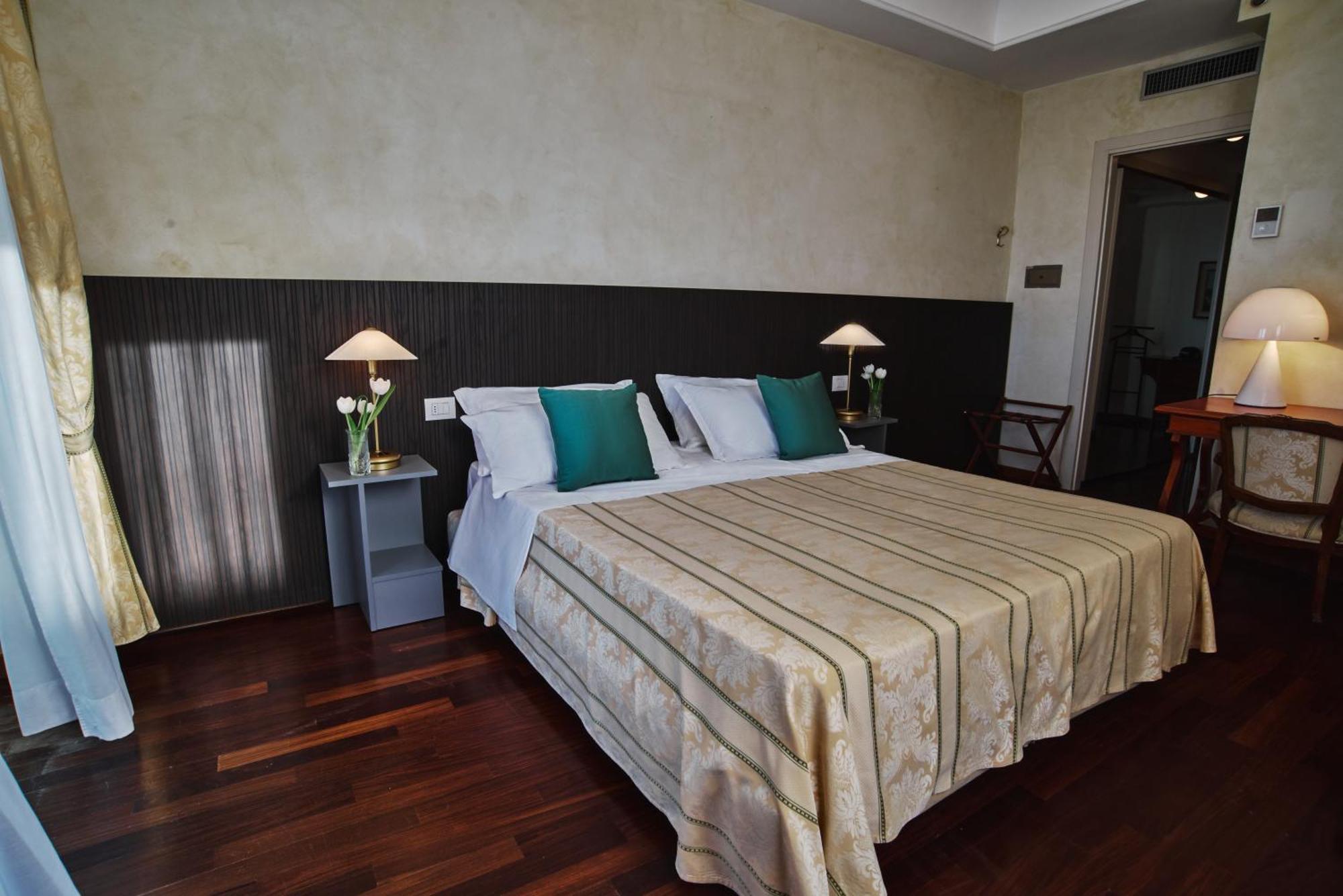 Hotel Negresco Cattolica Bagian luar foto