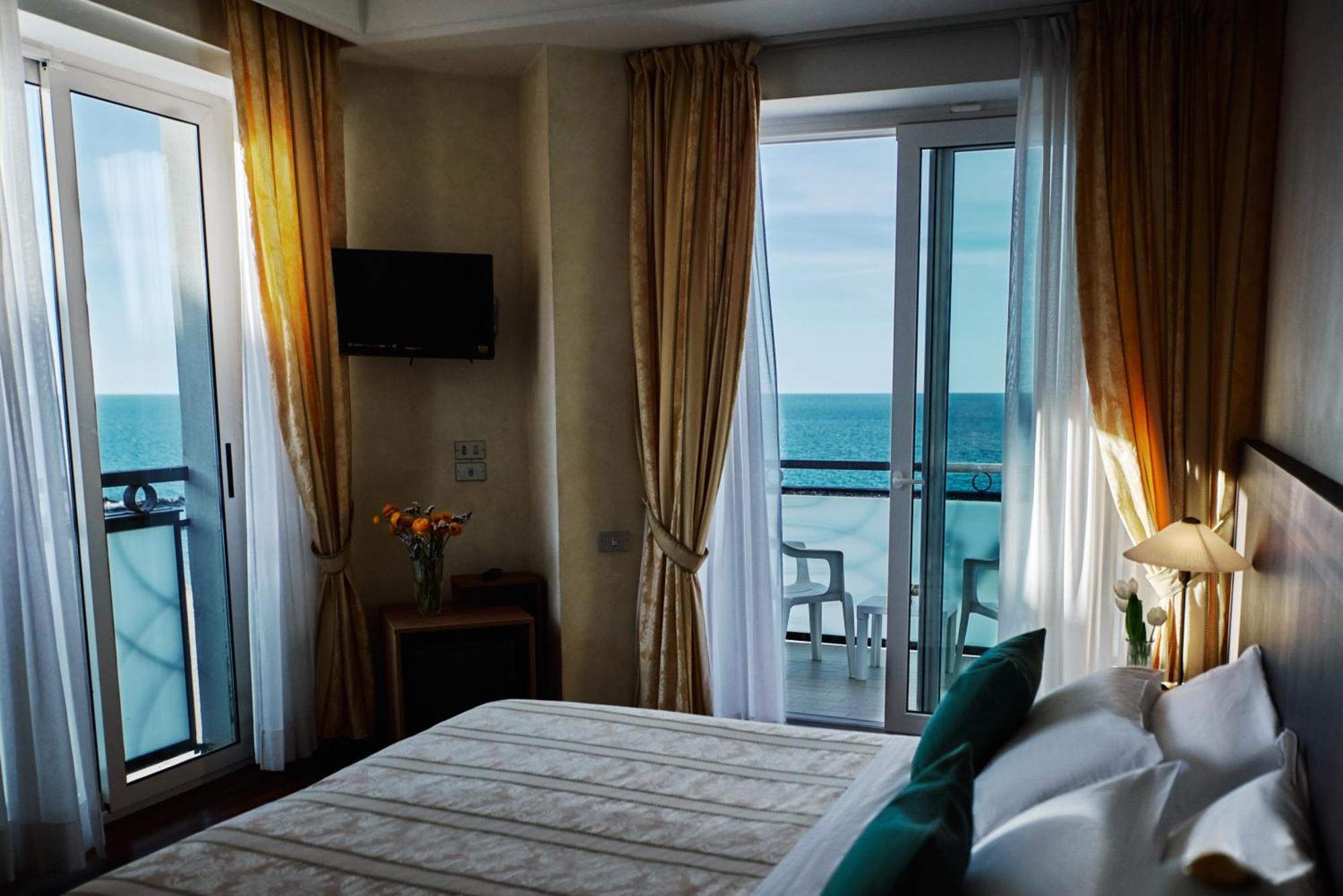 Hotel Negresco Cattolica Bagian luar foto