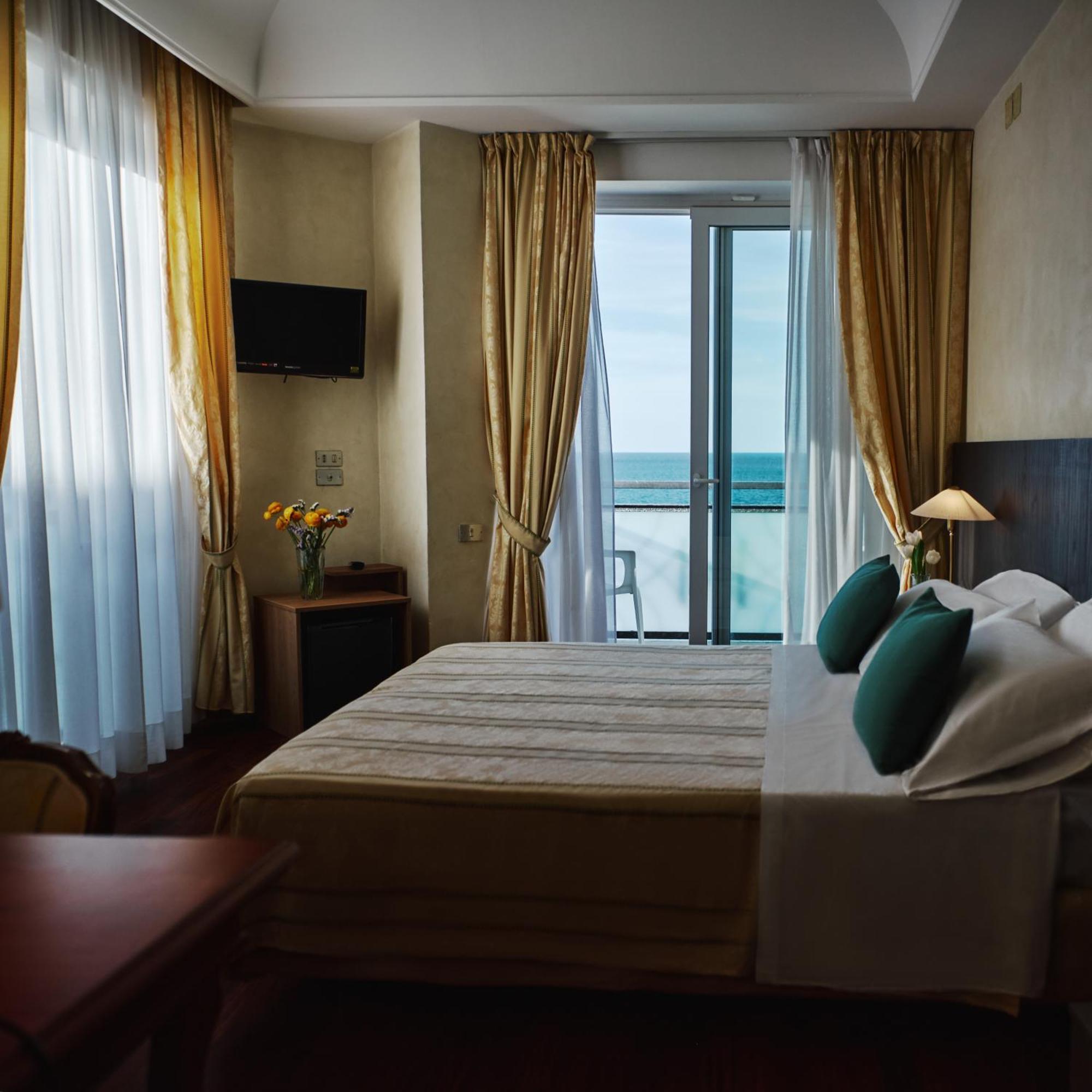 Hotel Negresco Cattolica Bagian luar foto