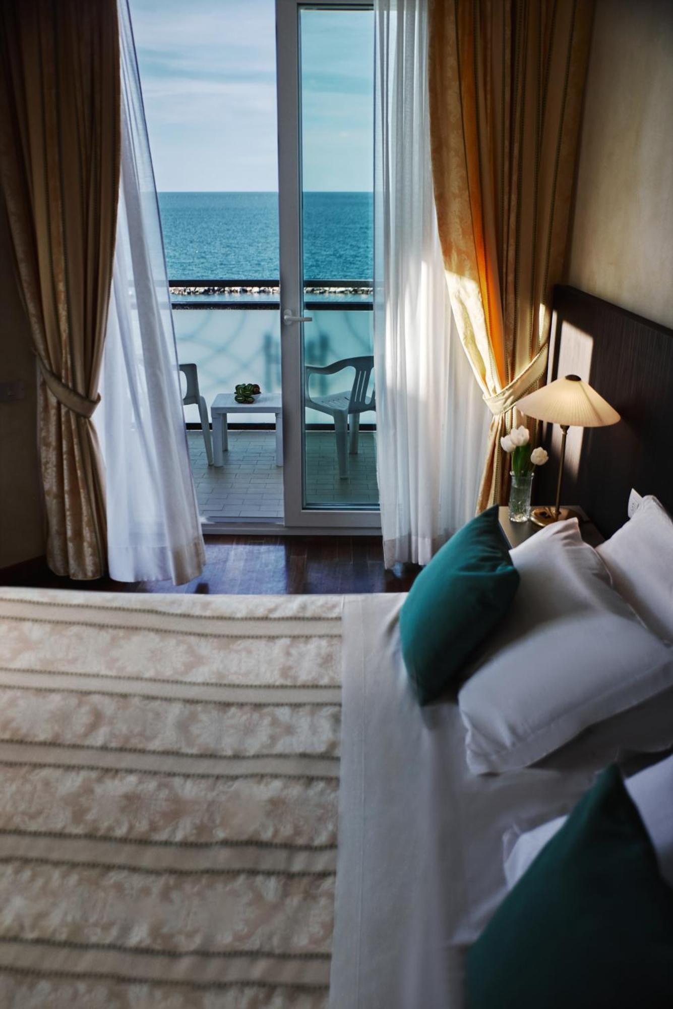 Hotel Negresco Cattolica Bagian luar foto