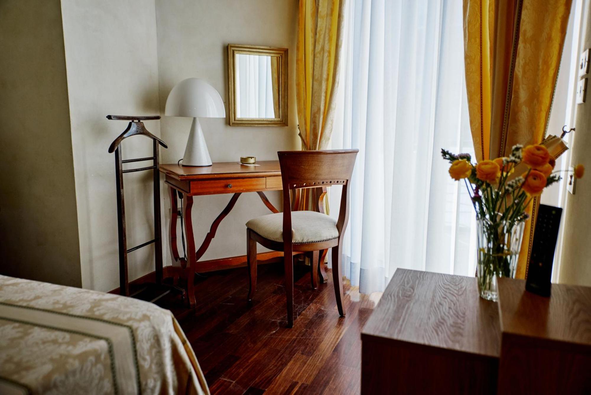 Hotel Negresco Cattolica Bagian luar foto
