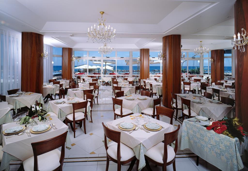 Hotel Negresco Cattolica Bagian luar foto