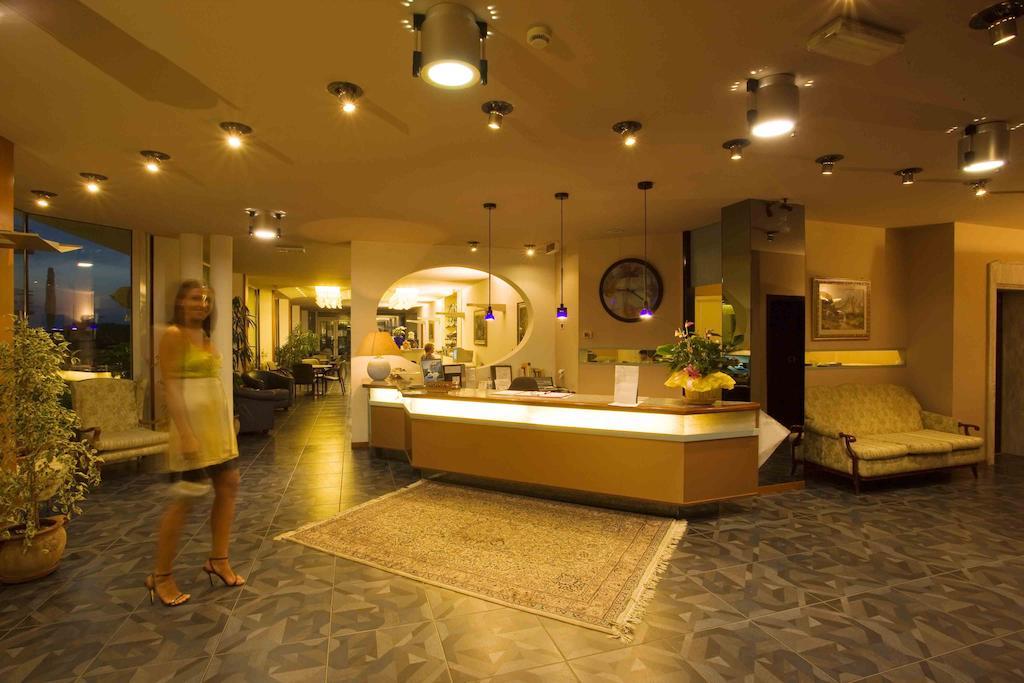 Hotel Negresco Cattolica Bagian luar foto