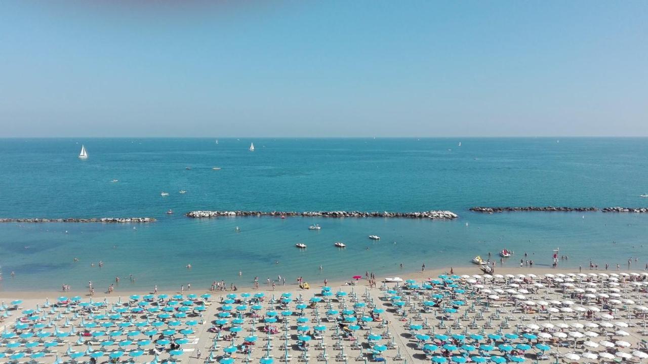 Hotel Negresco Cattolica Bagian luar foto