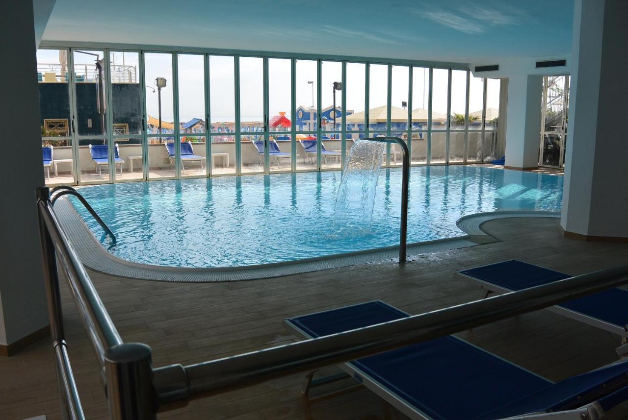 Hotel Negresco Cattolica Bagian luar foto