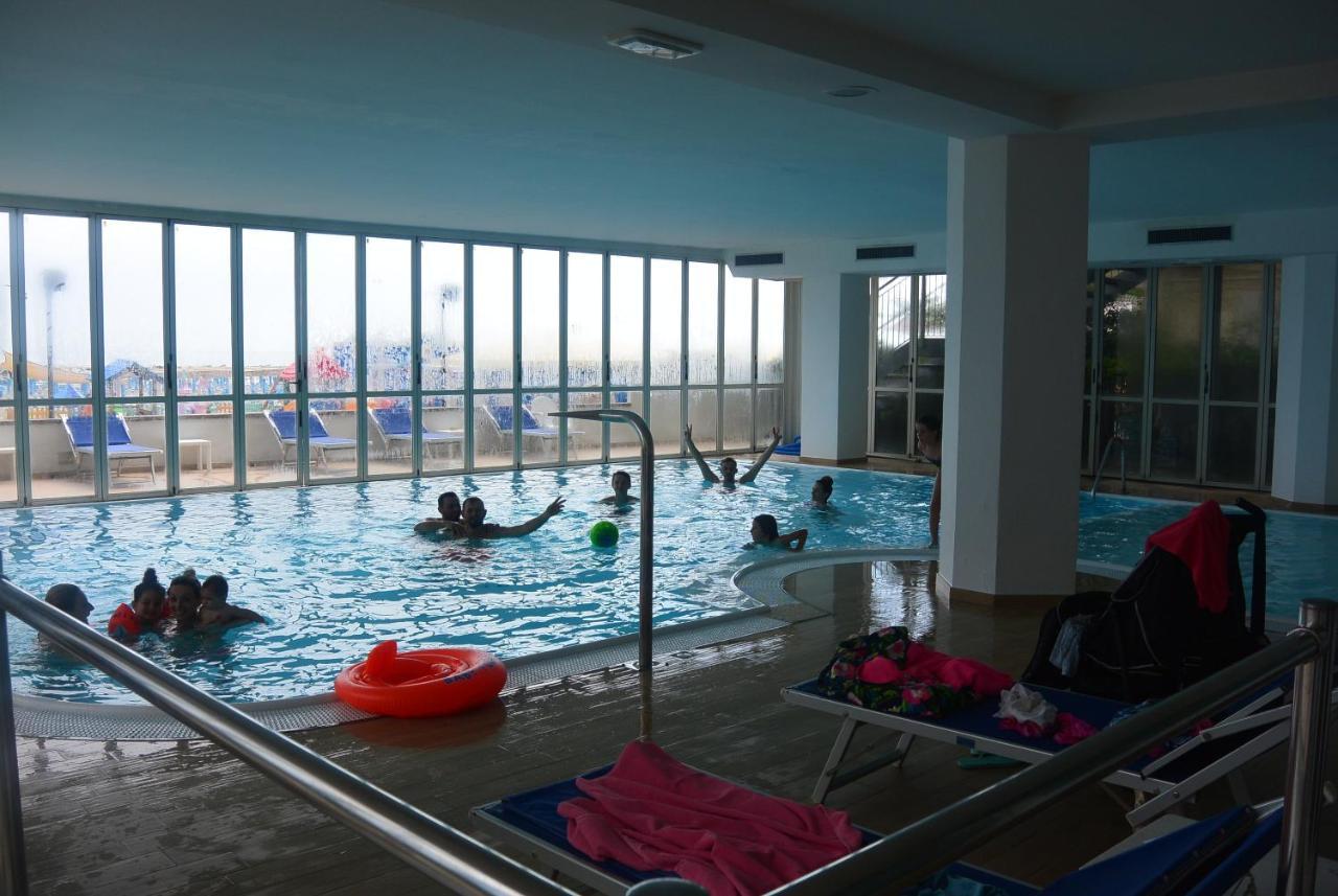 Hotel Negresco Cattolica Bagian luar foto
